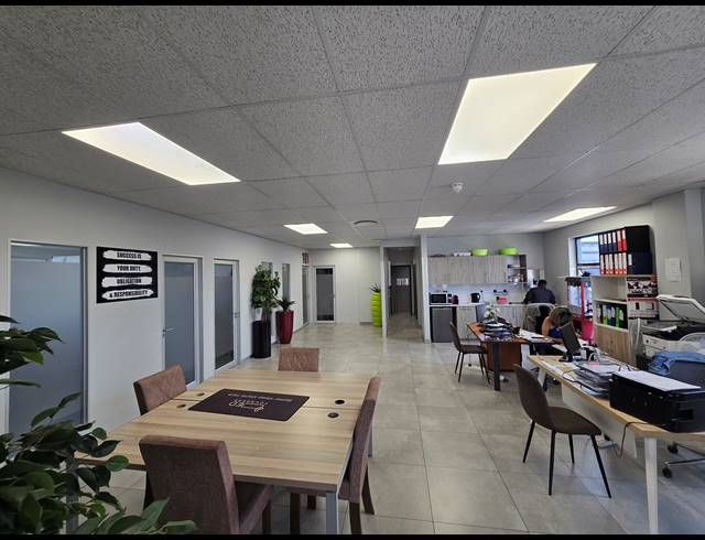 2,889M² WAREHOUSE TO LET IN COSMO BUSINESS PARK